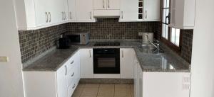 big-playa-blanca-villa-arabella-kitchen