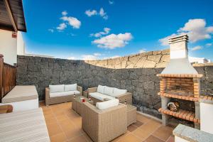 big-playa-blanca-villa-vista-rey-outdoor-barbeque