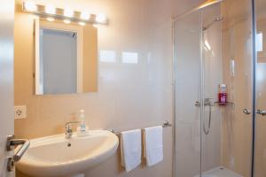 big_vista_reina_bathroom_shower