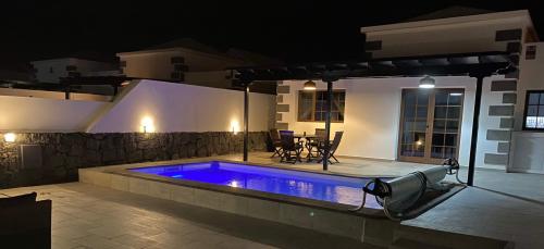 villa-arabella-pool-bei-nacht