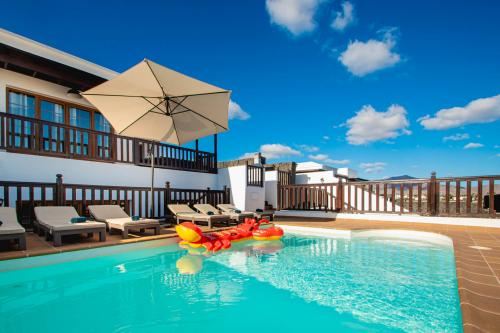 playa_blanca_villa_vista_rey_pool