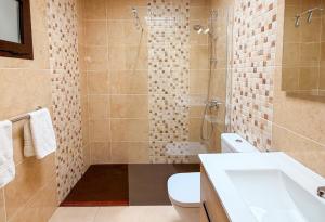 Villa Vista Oceana - Bathroom with shower