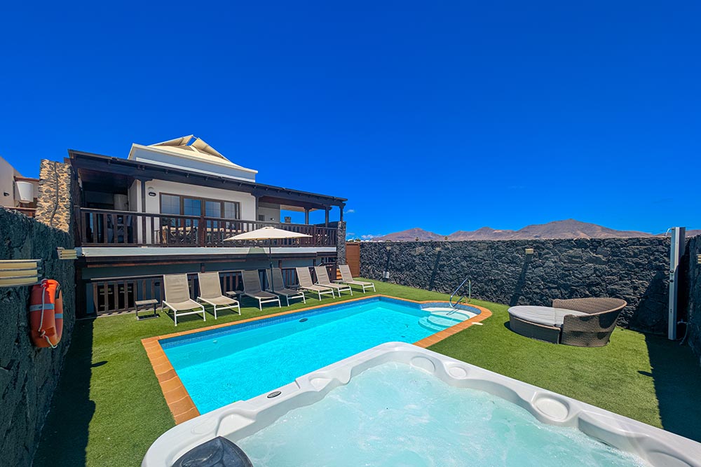 Villa Penguina Playa Blanca 5 Bedroom Luxury